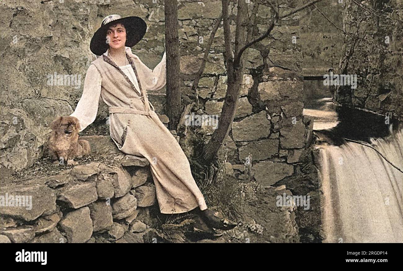 Elsie Janis (16. März 1889 bis 26. Februar 1956), amerikanische Sängerin, Songwriterin, Schauspielerin, und Drehbuchautor. Die Unterhaltung der Truppen im Ersten Weltkrieg verewigte sie als „Liebling der AEF“ (American Expeditionary Force). Erschienen in Shows wie der Passing Show in London während des Ersten Weltkriegs. Stockfoto