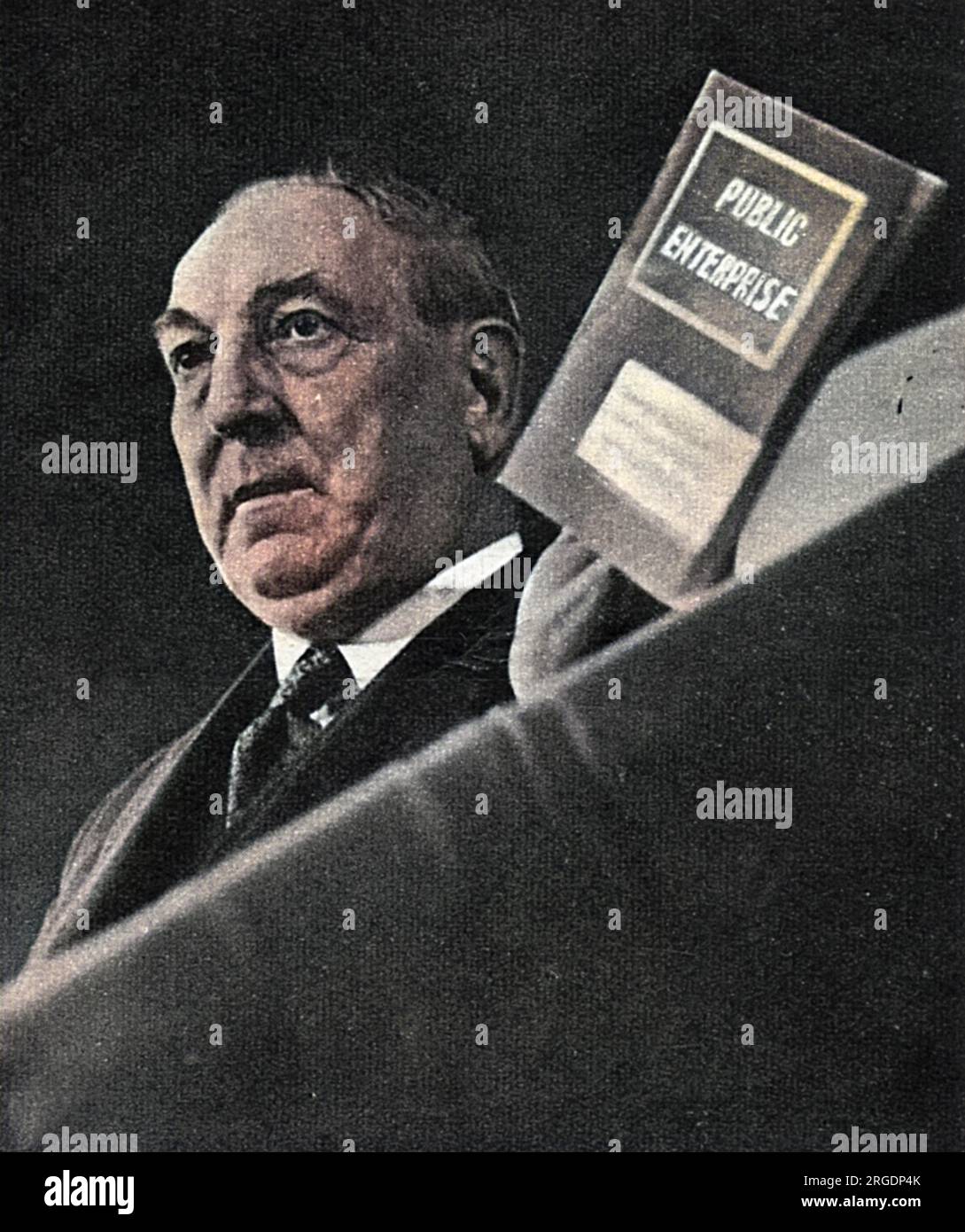 Auf der Labour-Party-Konferenz 1957 in Brighton hält James Griffiths (1890-1975), M.P. für Llanelli, ein Exemplar von "Public Enterprise", der Labour-Party-Überprüfung der verstaatlichten Industrien. Stockfoto