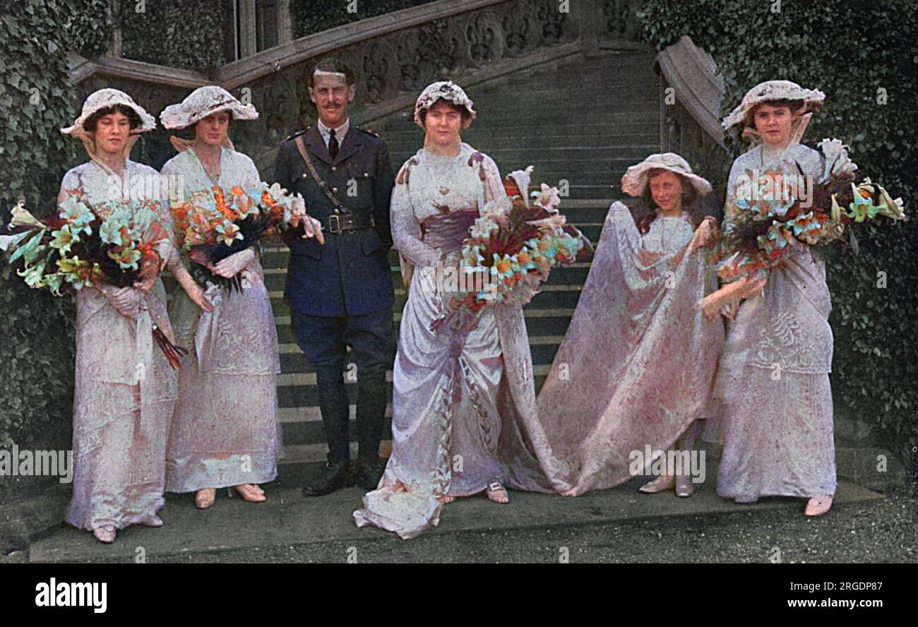 Die Hochzeit von Baroness Beaumont, älterer Tochter von Ethel, Lady Beaumont und dem ehrenwerten Bernard Fitzalan-Howard, ältester Sohn von Lord Howard von Glossop, die in aller Stille in St. Marias katholische Kirche, Carlton fast Selby im September 1914. Dem Bräutigam, der Lieutenant der 1. Lovat's Scouts war, wurde 48 Stunden Urlaub für die Hochzeit und die Flitterwochen gewährt. Stockfoto