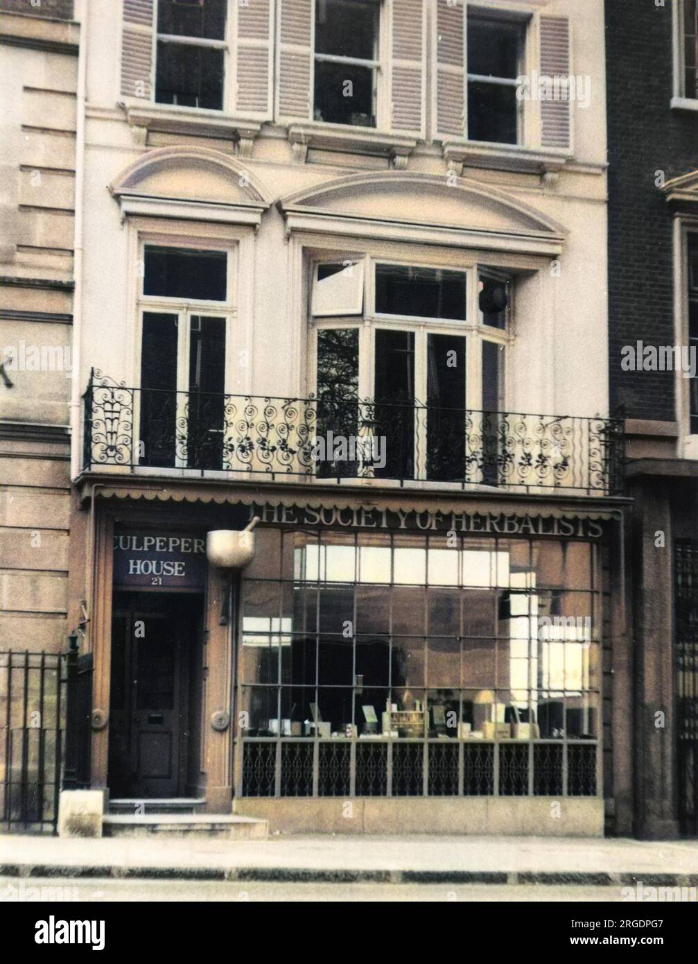 Culpeper House, 21 Bruton Street, London, ein malerisches georgianisches Haus mit Ladenfront, Hauptquartier der Society of Herbalists, benannt nach Nicholas Culpeper (1616-1654) Stockfoto