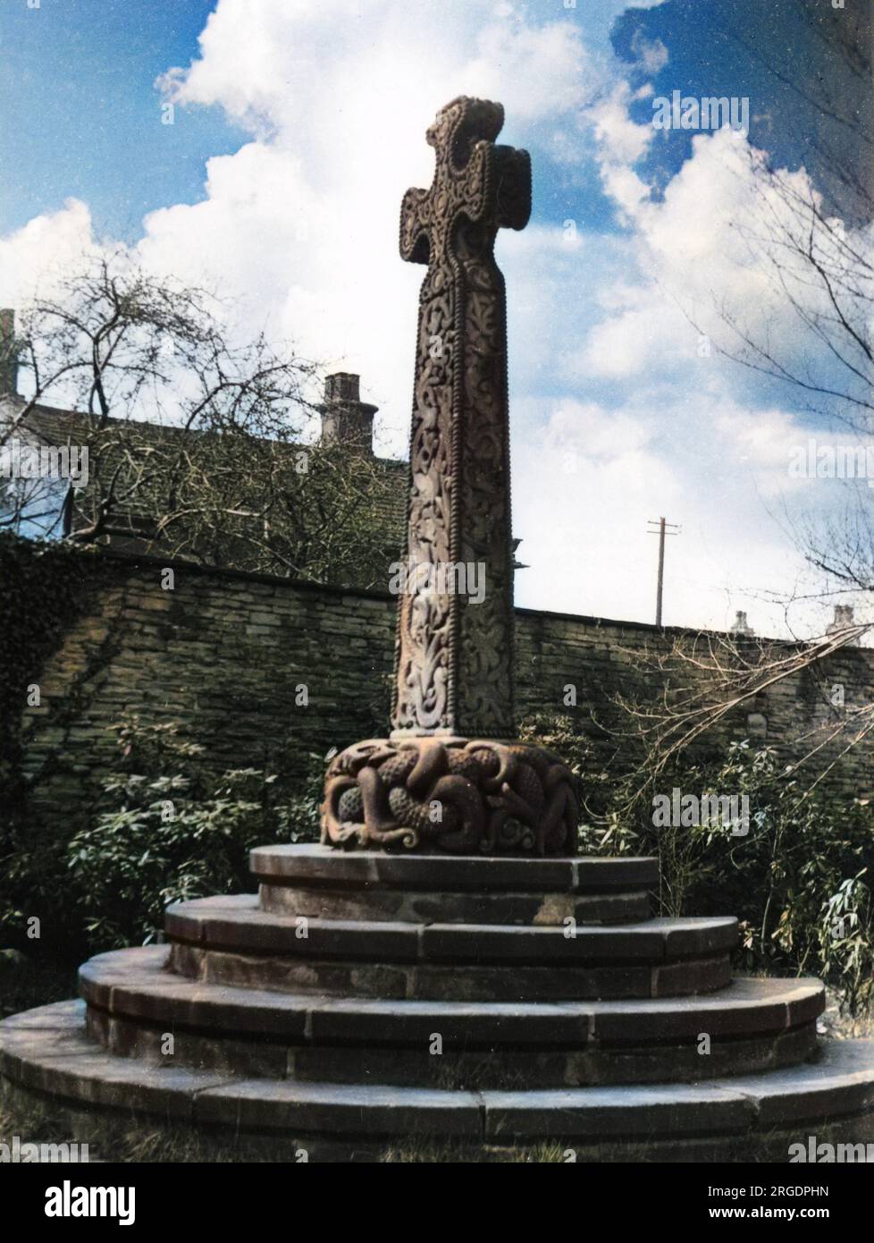 Der Dorfbrunnen in Cawthorne, nahe Barnsley, Yorkshire, England, wurde als Dorfkreuz mit Schlangen um den Stützpunkt gebaut. Stockfoto