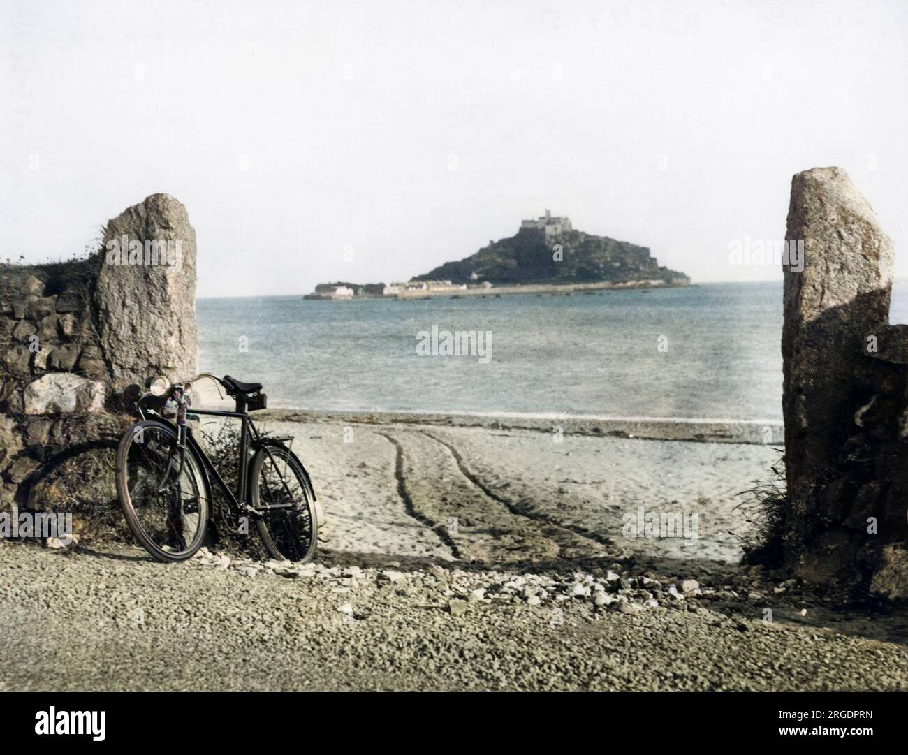 St. Michael's Mount, Cornwall, England. Edward, der Konfessor, schenkte es den Benediktinermönchen, die auf dem Gipfel eine Abtei und eine Priory bauten. Stockfoto