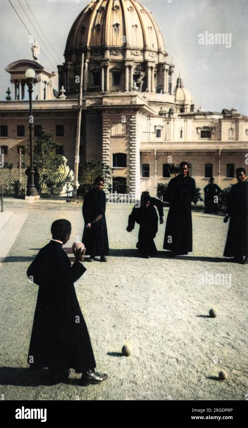 Schwarze Mönche, die in Italien bowlen. Stockfoto