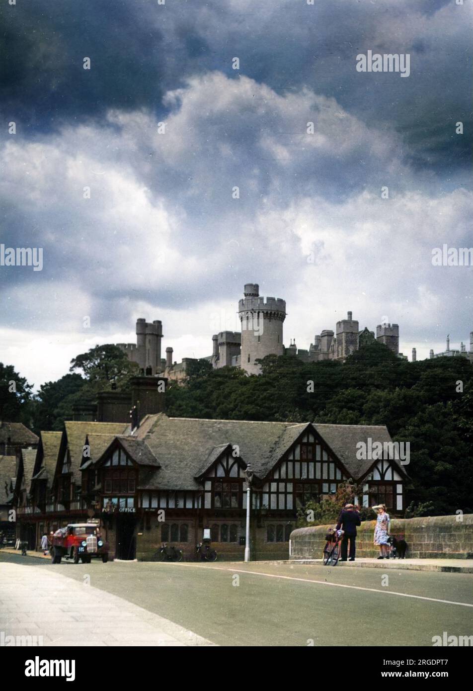 Blick auf Arundel, Sussex, England. Die riesigen Mauern der Burg aus dem 11. Jahrhundert - Sitz des Herzogs von Norfolk, erheben sich über der Stadt. Stockfoto