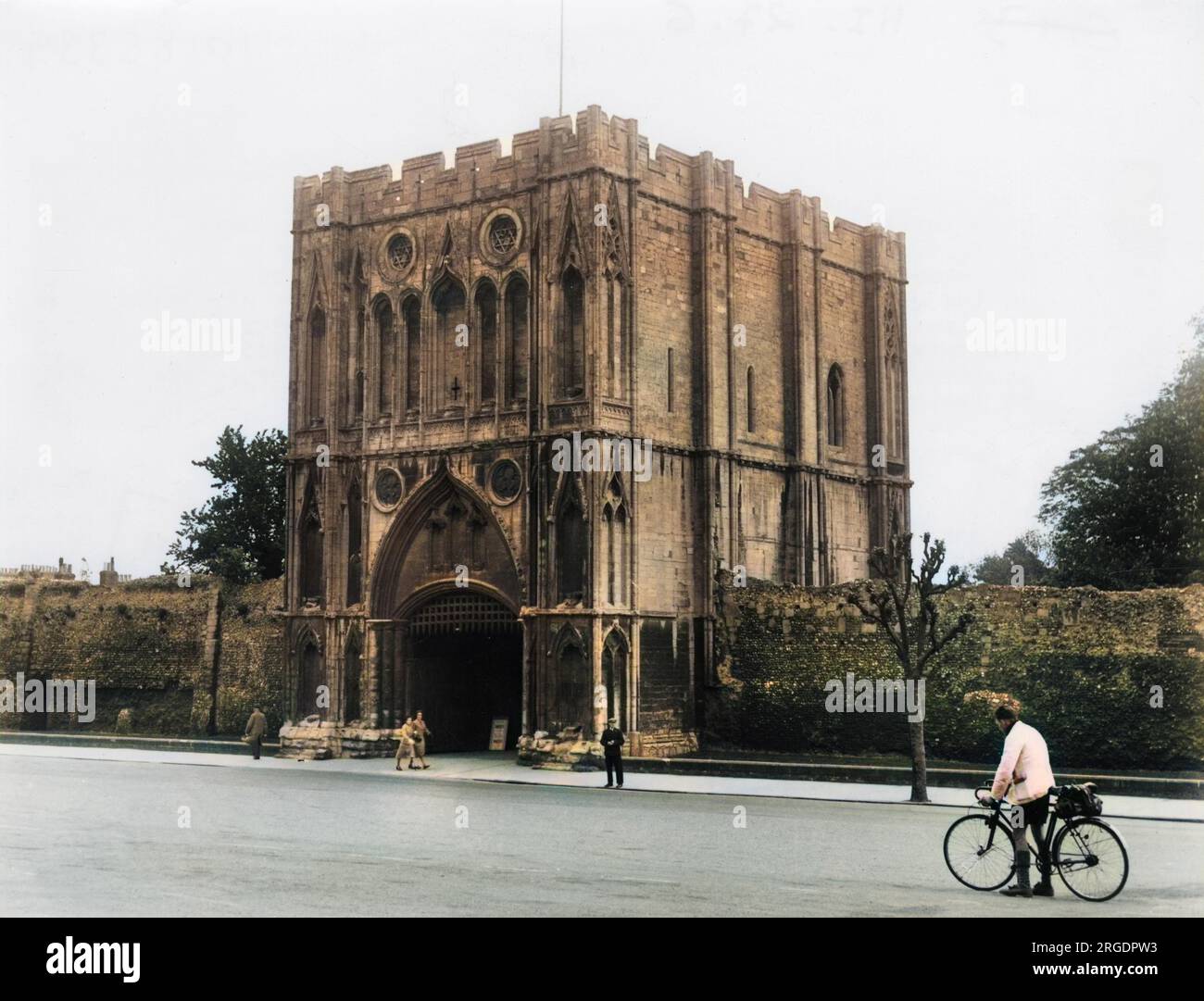 Das Abbey Gate, Bury St. Edmunds, Suffolk, England, ist alles, was Remans der einst großen Abtei aus dem 11. - 12. Jahrhundert sind. Das Tor wurde 1327 zerstört und später wieder aufgebaut. Stockfoto