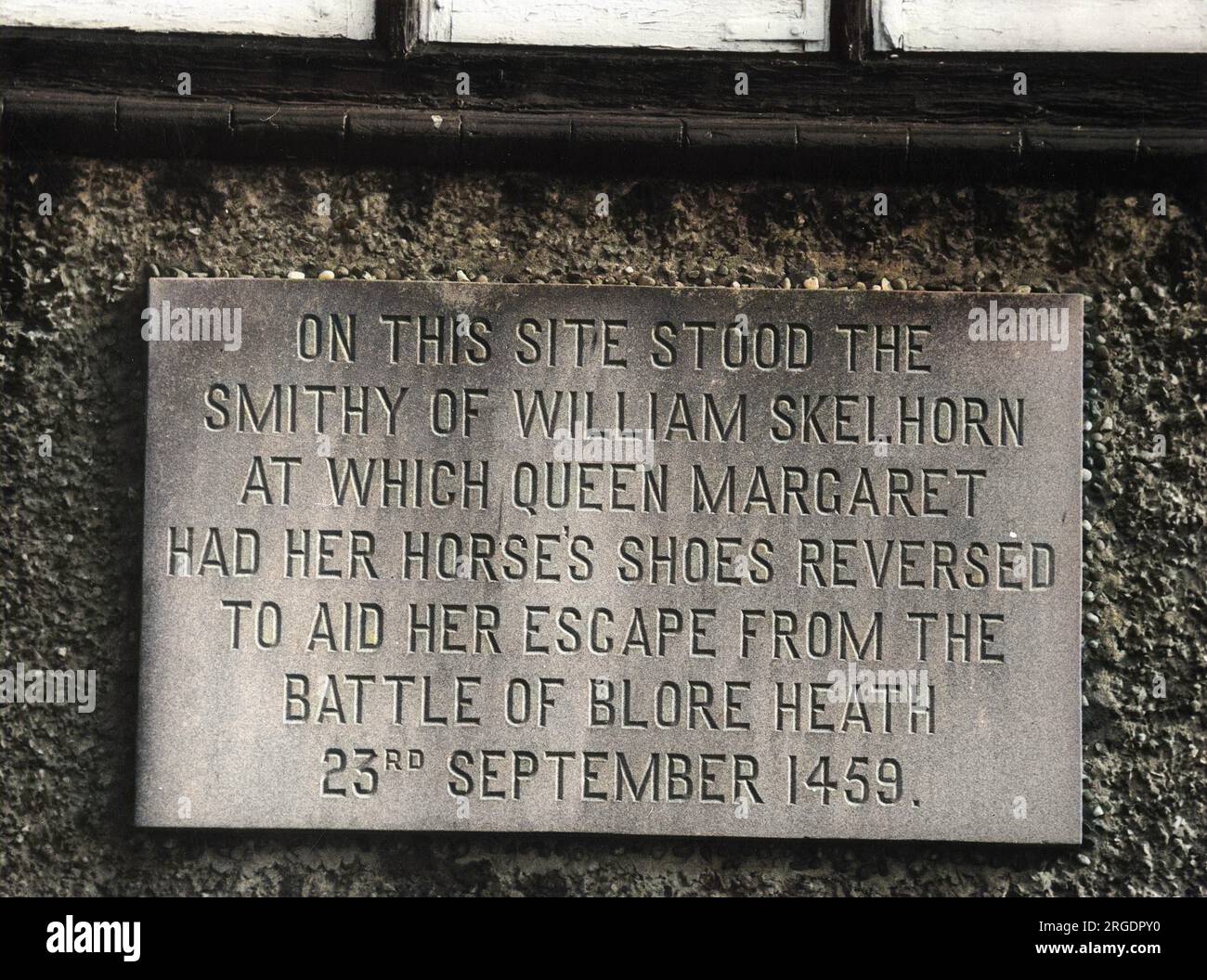 Eine Gedenktafel in Mucklestone, Shropshire, England, wo ein Schmied Queen Margarets Hufeisen umkehrte, um ihr bei der Flucht aus der Schlacht von Blore Heath zu helfen, am 23. September 1459. Stockfoto