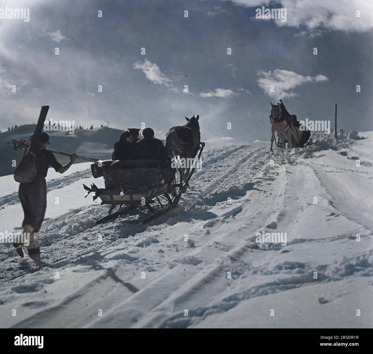 Apres Ski: Einige fahren bequem mit dem Pferd und Schlitten, andere laufen zu Fuß durch den Schnee nach Hause! Stockfoto