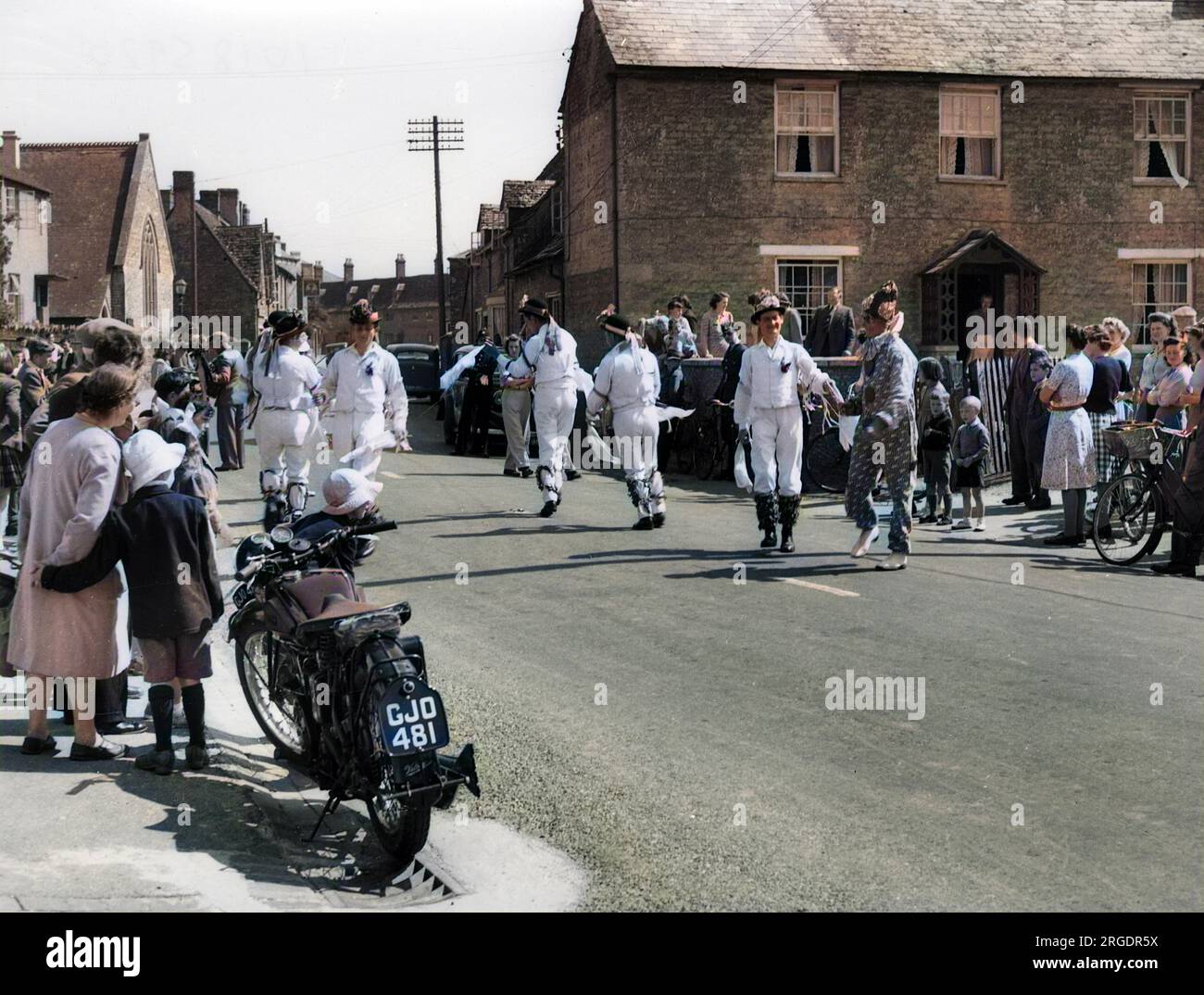 Morris Men heitert die Leute mitten in einem englischen Dorf auf! Stockfoto