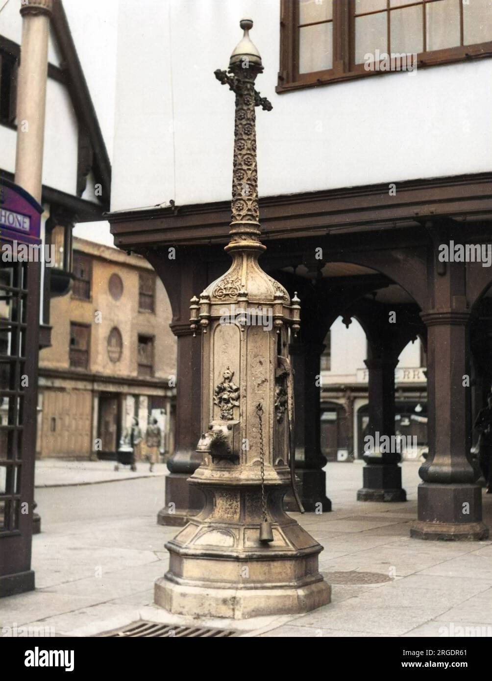 Die kunstvolle Wasserpumpe am Market Place, Faversham, Kent, England. 1855 installiert, ersetzte sie eine frühere Pumpe aus dem Jahr 1635. 1864 wurde eine Leitungswasserversorgung installiert Stockfoto