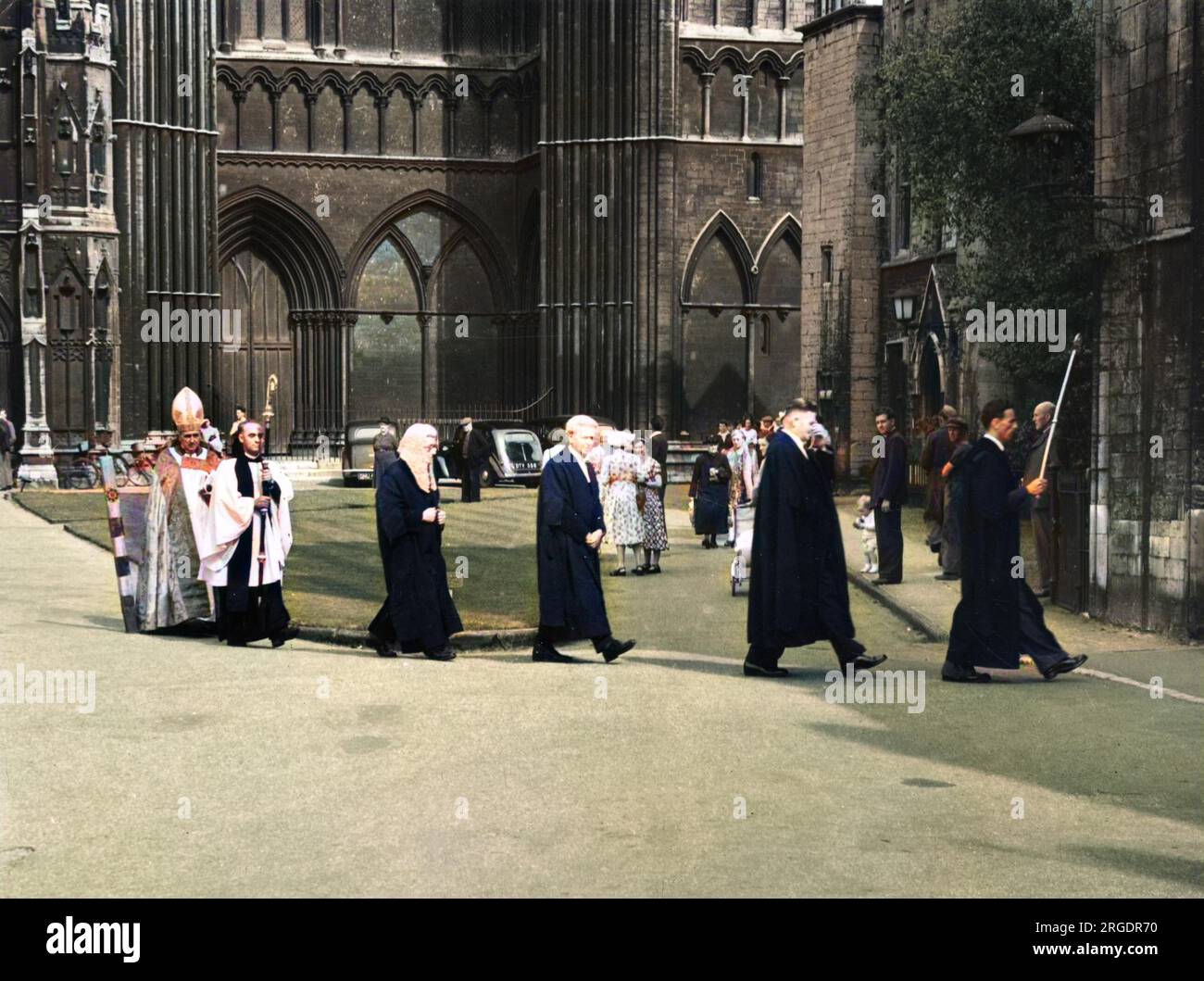 Der Bischof und die zivilen Würdenträger verlassen die Peterborough Cathedral, Cambridgeshire, England, nach einem Gottesdienst. Stockfoto