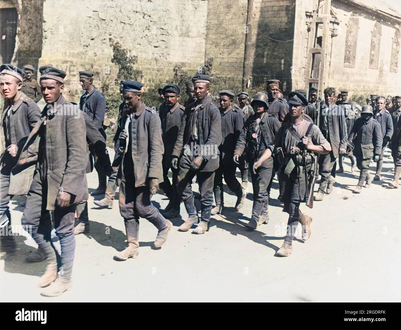 Eine Eskorte des Süd-Staffordshire-Regiments, die während der Schlacht von Albert, während der zweiten Schlacht an der Somme an der Westfront in Frankreich während des Ersten Weltkriegs im August 1918 deutsche Gefangene durch Bucqnoy brachte Stockfoto