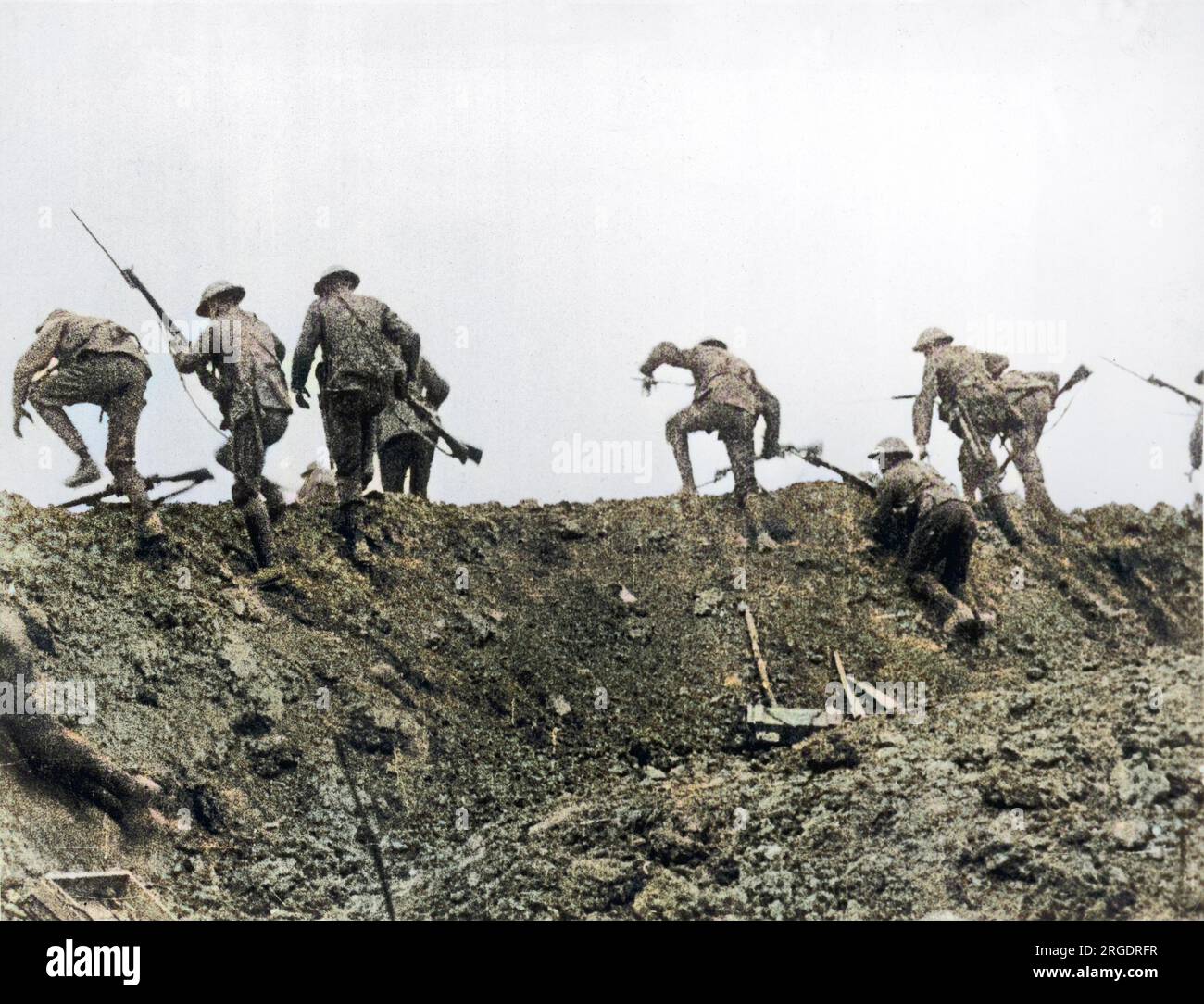 Ein Standbild aus dem Film „die Schlacht an der Somme“, hergestellt von Geoffrey Malins und John McDowell, zeigt britische Soldaten auf dem Vormarsch. Einige Szenen wurden vor Beginn der Schlacht inszeniert, aber ein Großteil des Films wurde aus den tatsächlichen Ereignissen am ersten Tag der Schlacht an der Somme in Beaumont Hamel zusammengestellt. Stockfoto