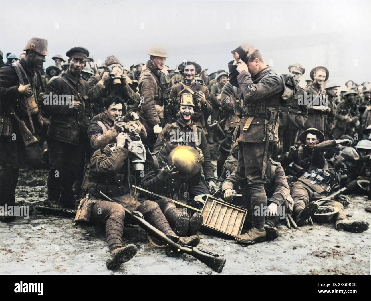 Northumberland Fusiliers tragen deutsche Helme und Gasmasken, die während der Kämpfe in St. Eloi bei Ypern am 27. März 1916 gefangen wurden. Am selben Tag waren sechs Minen unter deutschen Positionen explodiert. Stockfoto