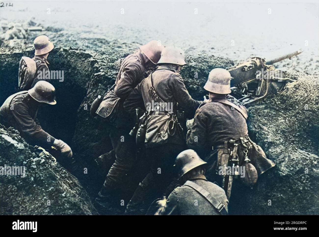 Maschinengewehrposten in einem Graben während des Rückzugs zur Siegfried-Linie an der Westfront im Ersten Weltkrieg Stockfoto
