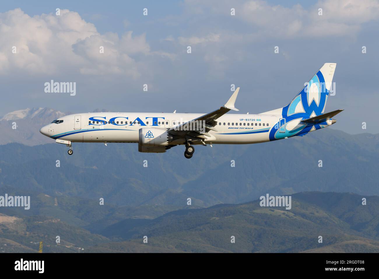 SCAT Airlines Boeing 737 Max 8 Landung in Almaty Flughafen in Kasachstan. Flugzeug 737 von SCAT. Stockfoto