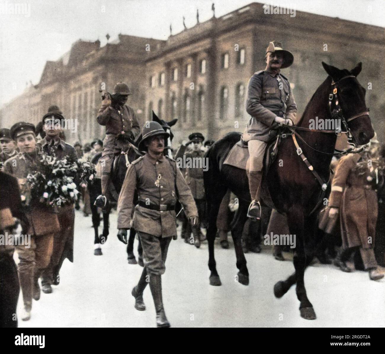 Paul Emil von Lettow-Vorbeck (1870-1964), General der kaiserlichen Deutschen Armee und Befehlshaber der Deutschen Ostafrika-Kampagne im Ersten Weltkrieg. Hier auf einem Pferderücken bei einer Parade gesehen, nach dem Krieg nach Berlin zurückgekehrt. Stockfoto