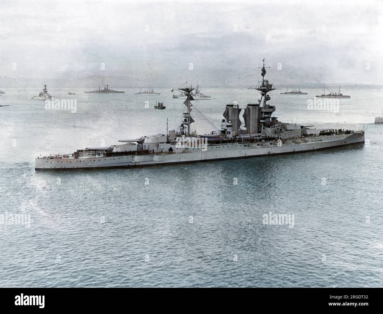 HMS Barham, ein Schlachtschiff der Queen Elizabeth-Klasse, startete 1914, diente während des Ersten und Zweiten Weltkriegs, versenkt von einem deutschen U-Boot 1941. Hier mit der Flotte in Scapa Flow, Schottland. Stockfoto HMS Barham, ein Schlachtschiff der Queen Elizabeth-Klasse, startete 1914, diente während des Ersten und Zweiten Weltkriegs, versenkt von einem deutschen U-Boot 1941. Hier mit der Flotte in Scapa Flow, Schottland. Stockfoto