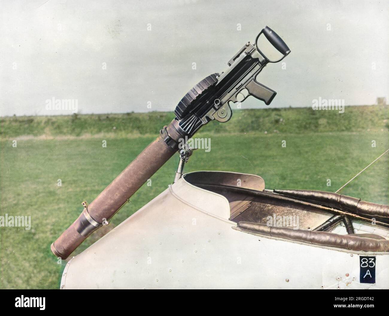 Ein britisches De Havilland 2-Flugzeug mit einer Lewis-Waffe, die während des Ersten Weltkriegs angebracht war. Stockfoto