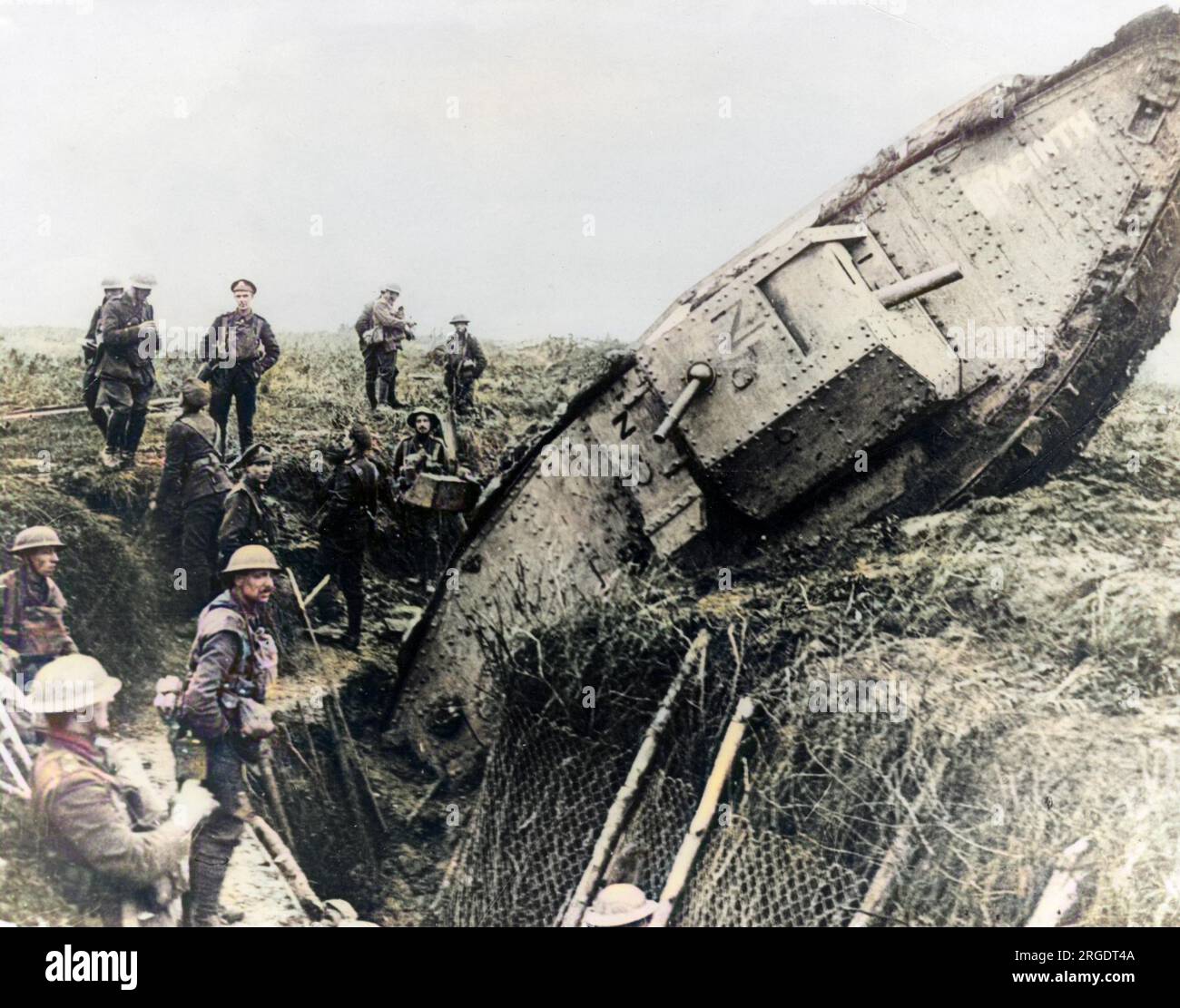 Männer des 1. Leicester Regiments, 6. Division, in und um einen eroberten deutschen Graben, eine Meile westlich von Ribecourt, Nordfrankreich, während der Schlacht von Cambrai, erster Weltkrieg. Ein Panzer von H-Bataillon, mit dem Namen Hyazinth auf der Seite, blockiert, als er versuchte, den Graben zu überqueren. Stockfoto