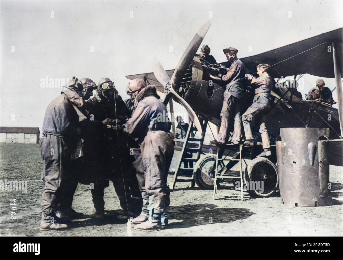 Ein britisches Bristol F2B Doppeldecker mit Mitgliedern der 22. Staffel auf einem Flugplatz, der für den Start während des Ersten Weltkriegs vorbereitet wird. Stockfoto