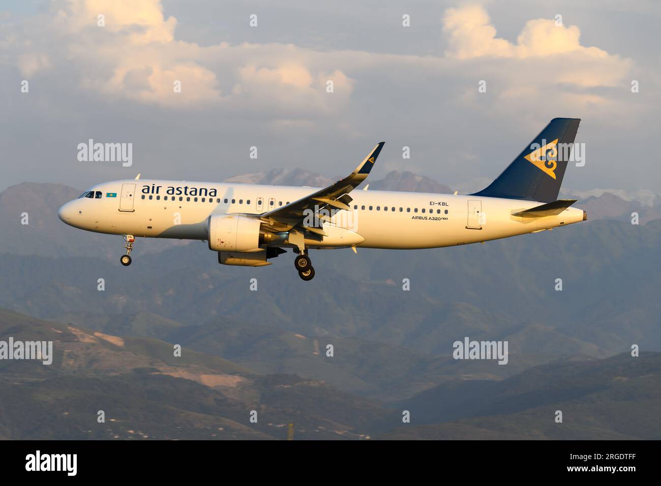 Air Astana Airbus A320neo Flugzeug landet in Almaty Flughafen in Kasachstan mit Bergen dahinter. Flugzeug A320 Neo von AirAstana. Stockfoto