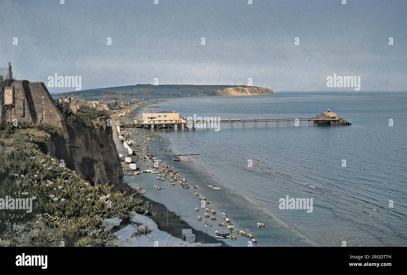 Blick auf das Meer in Shanklin, Isle of Wight, mit Blick auf den Strand, den Pier und das Meer von der Spitze der Klippe. Stockfoto