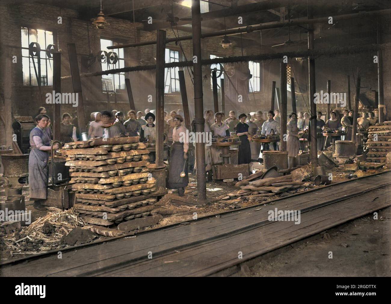 WW1 - eine große Gruppe von Arbeiterinnen in einer Fabrik, die Bleischrapnell für den Einsatz in hochexplosiven Artillerieschalen herstellt. Stockfoto