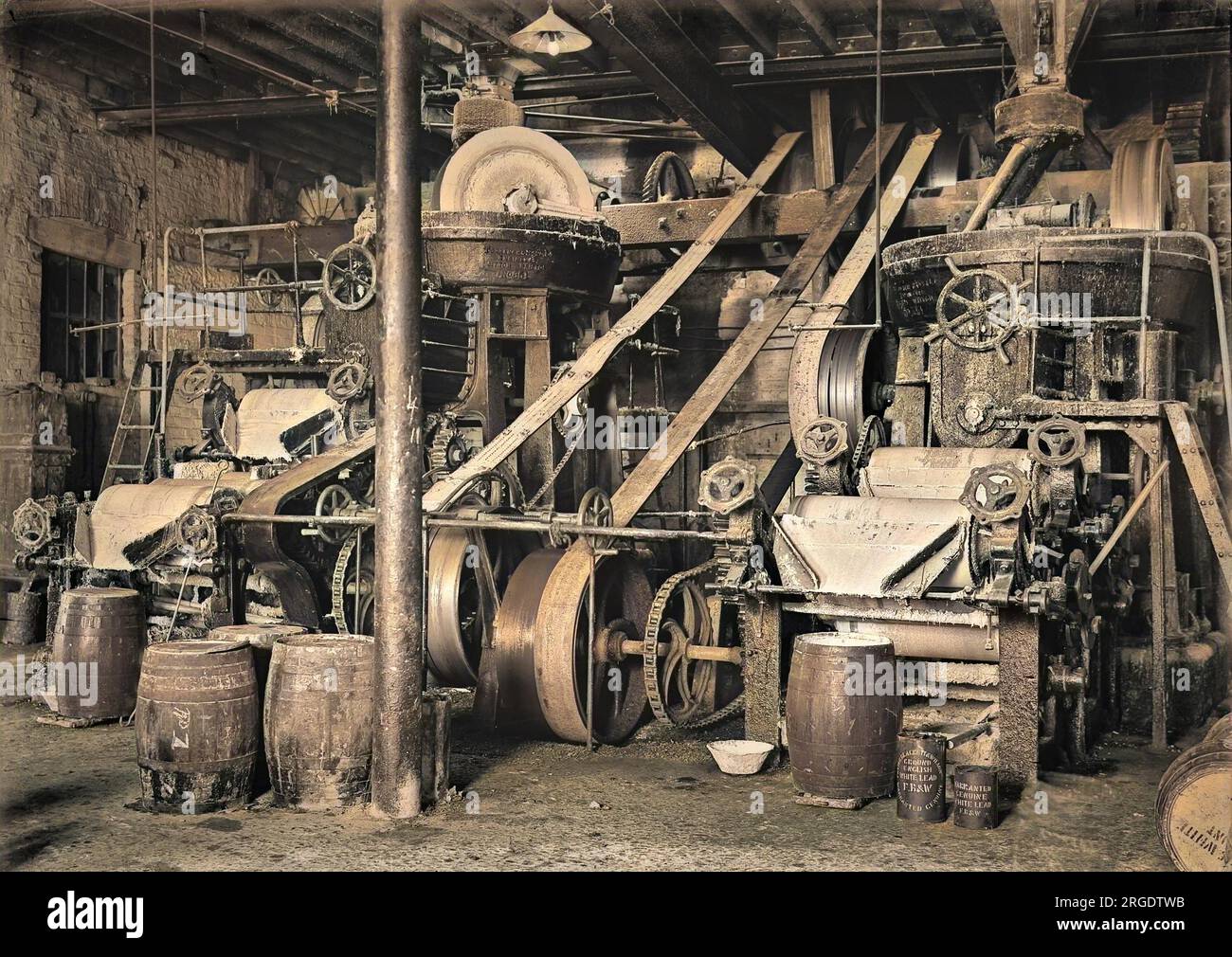 Eine Reihe von Maschinen in einer Fabrik, die weißes Blei herstellt und WW1 zur Herstellung von Artillerie-Schrapneln verwendet wurde Stockfoto