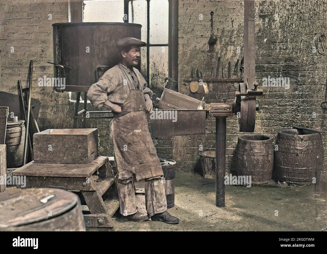 Ein Arbeiter in einer Fabrik, der eine Pause von seiner Arbeit hat. Die Fabrik produzierte für uns Bleischrapnell in Artilleriegeschalen - WW1. Jahrhundert Stockfoto