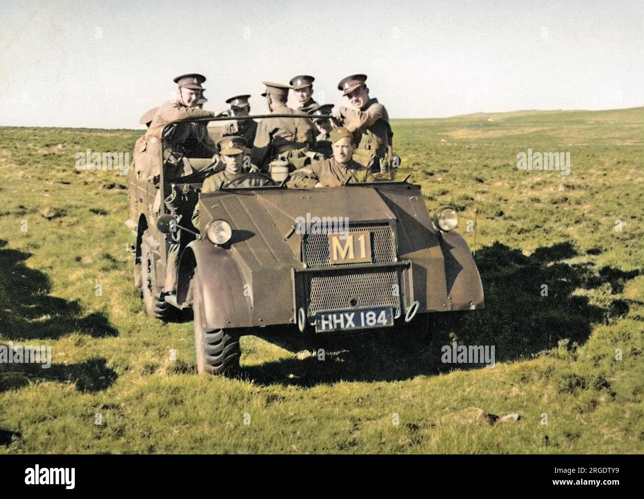 Eine Gruppe Soldaten in einem Jeep, die über ein Feld in der Nähe von Okehampton, Devon, fuhren. Stockfoto