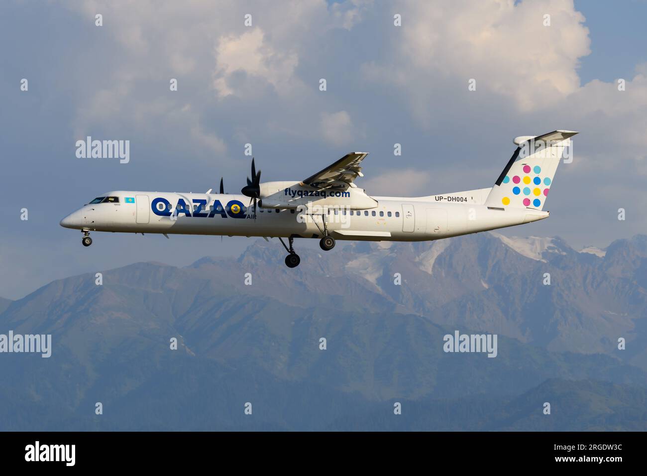 Qazar Air De Havilland Canada Dash 8-400-Flugzeug am Almaty Airport in Kasachstan. Flugzeug der Fluggesellschaft QazarAir Bombardier Q400. Stockfoto