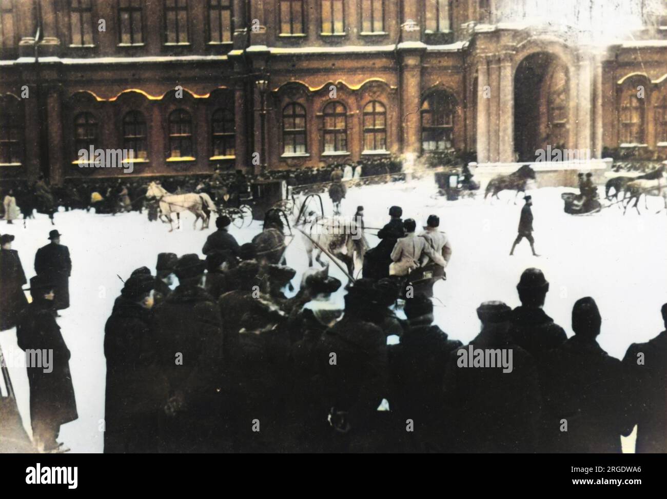 Eine schneebedeckte Outdoor-Party im Winterpalast in St. petersburg (damals Petrograd), die 1917 stattfand. Stockfoto