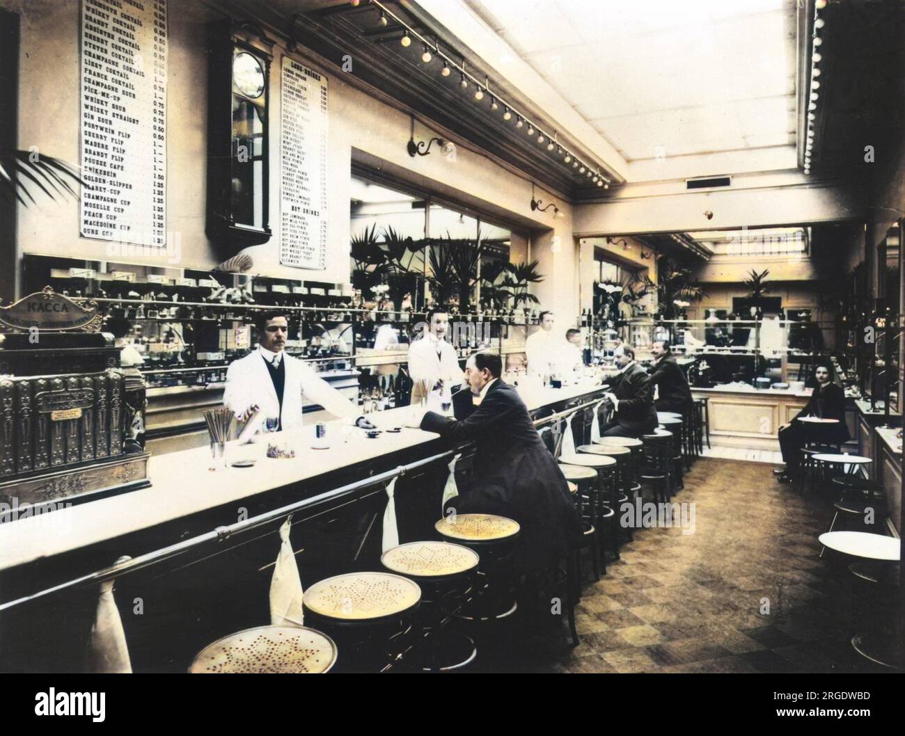 Das Restaurant Medved (das russische Wort für einen Bären) des belgischen Unternehmers E. Hiegel wurde am 1. Oktober 1878 eröffnet. Der Speiseservice und die exquisite Bar wurden schnell sehr hoch geschätzt in den oberen Klassen von St. Petersburg. Stockfoto