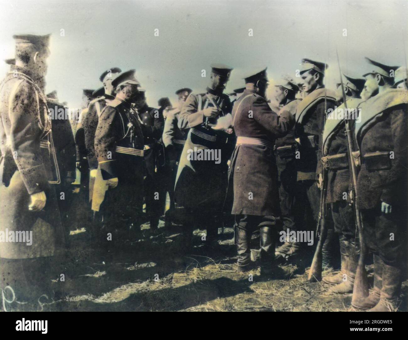 Mehrere russische Soldaten beherbergen Medaillen für ihre tapferen Bemühungen während des russisch-japanischen Krieges (1904 bis 1905). Stockfoto
