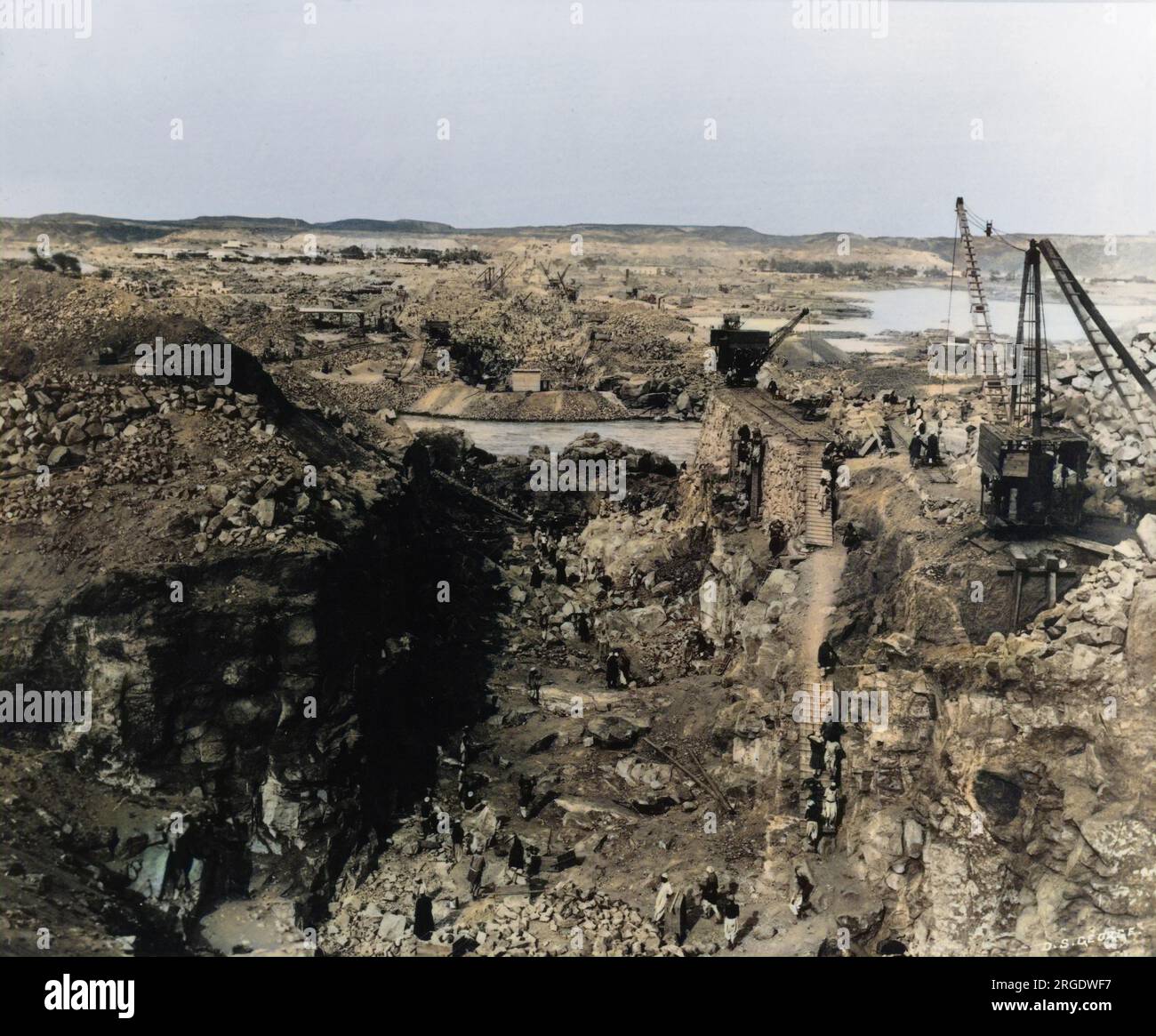 Ein Foto von Ausgrabungen entlang der Linie des Niles Aswan-Staudamms im Osten Ägyptens. Stockfoto