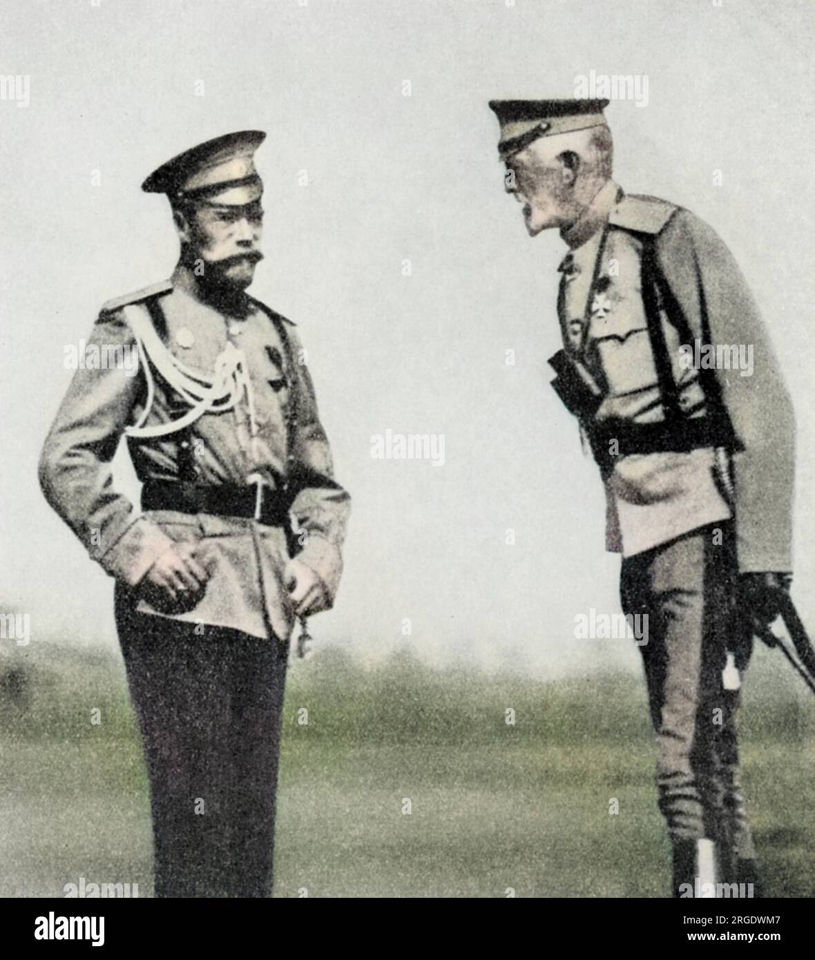 Zar Nicholas II. (Nikolay Alexandrowitsch Romanov, 1868-1918), Letzter Zar Russlands (regiert 1894-1918). Hier mit seinem Onkel, dem Großherzog Nicholas, während des Ersten Weltkriegs, über Fortschritte auf dem Feld. Stockfoto