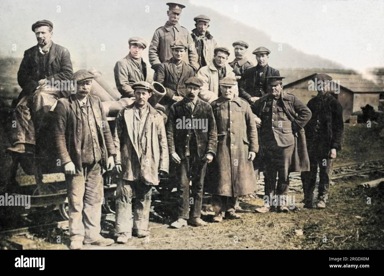 Eisenbahnarbeiter halten für ein Gruppenfoto. Stockfoto