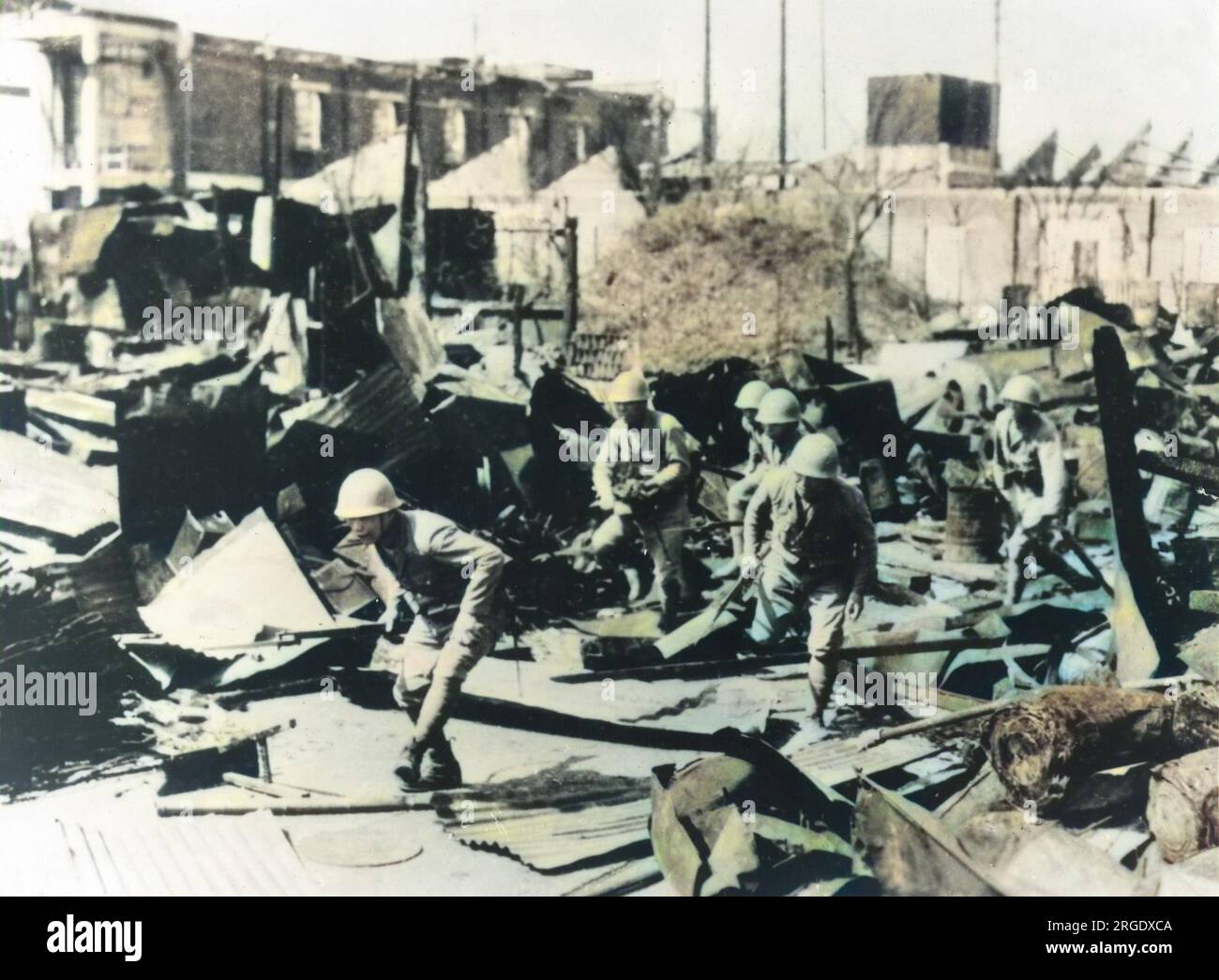 Nach Bombenanschlägen aus der Luft und Artilleriebomben auf Shanghai ziehen japanische Truppen in die zerstörte Stadt mit Bajonetten, um den chinesischen Widerstand aufzuwischen Stockfoto