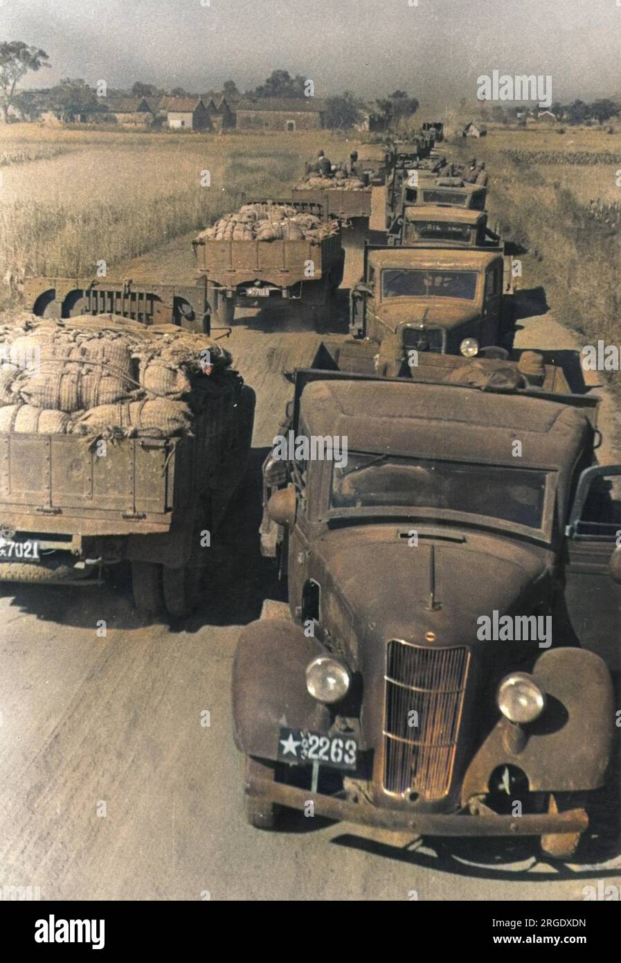 Japanische Lastwagen während des Krieges mit China, die Munition und Nahrungsmittel an die Front brachten und leer zurückkehrten, um sie wieder zu laden. Stockfoto