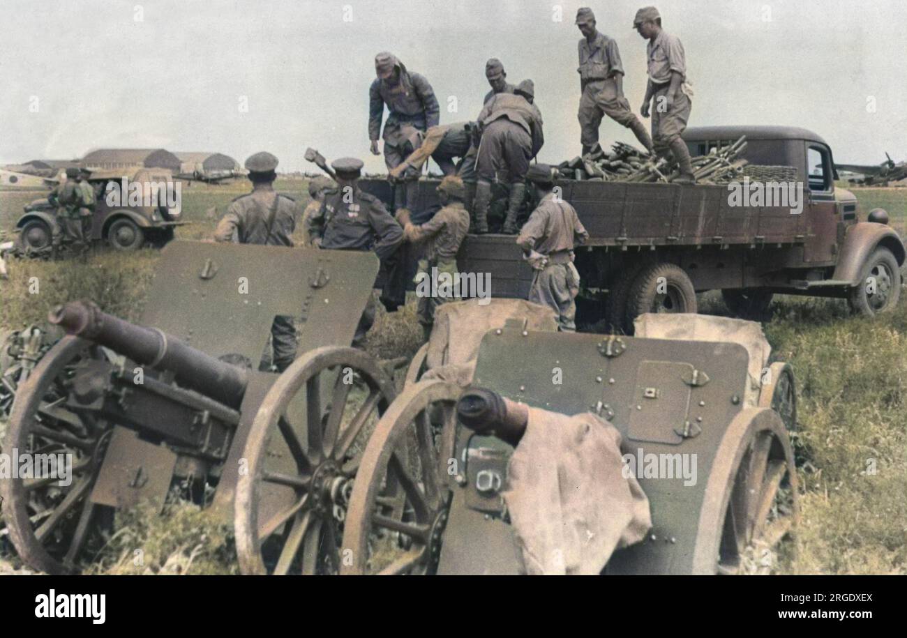 Sowjetische Truppen erhalten Waffen und Munition, die von Einheiten der 63. Division der japanischen Kwantung in Mukden, Mandschurien, übergeben wurden Stockfoto