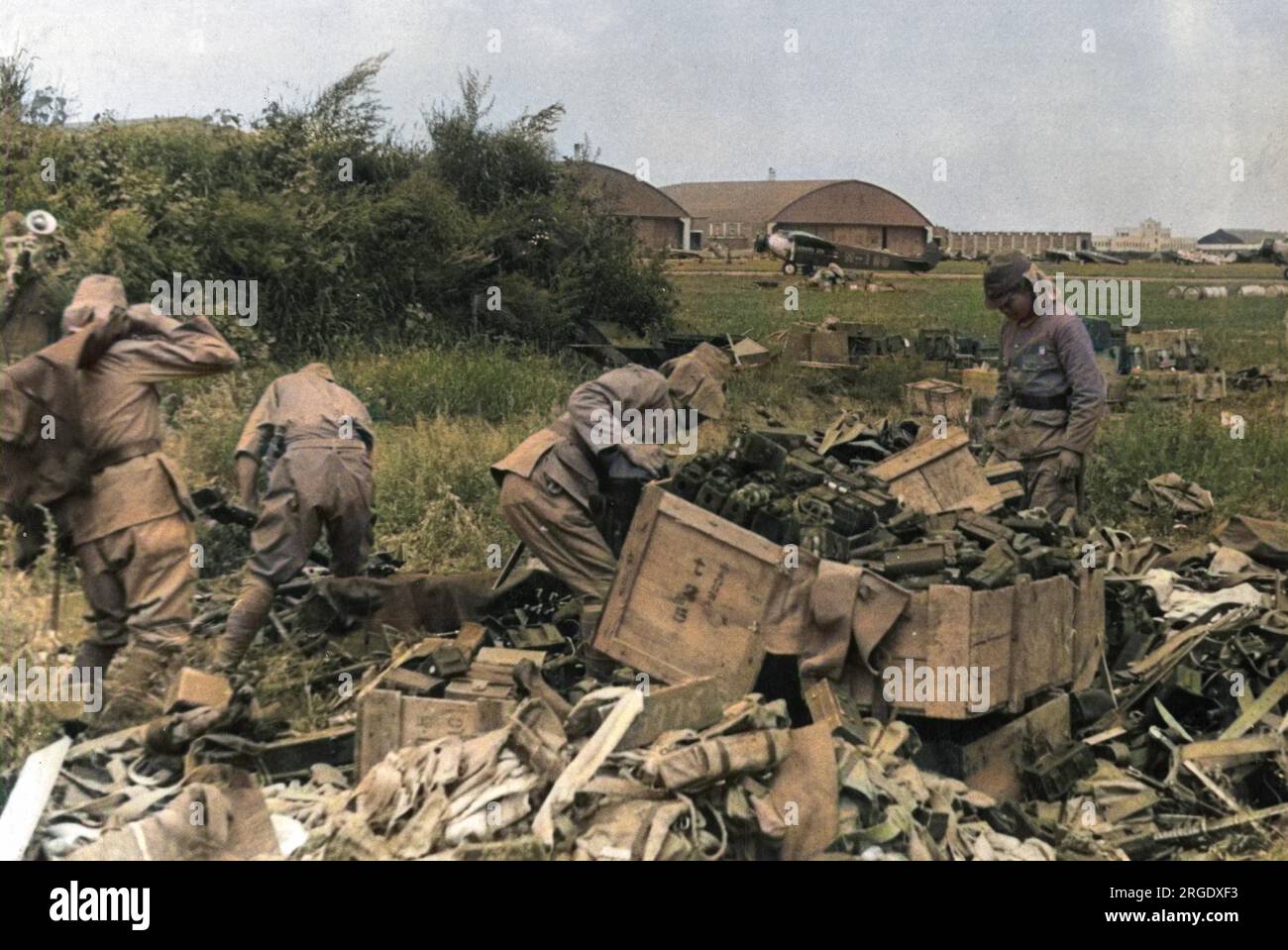 Eine Szene auf dem Flugplatz Mukden während der japanischen Kapitulation gegenüber den sowjetischen Truppen nach ihrer Invasion der Mandschurei im Norden Chinas. Japanische Truppen versammeln Waffen und Munition zur Kapitulation. Stockfoto