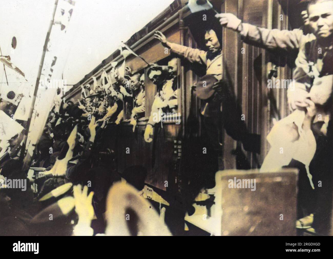 Japanische Truppen fahren mit dem Zug nach China, inmitten von Szenen patriotischer Leidenschaft. Stockfoto