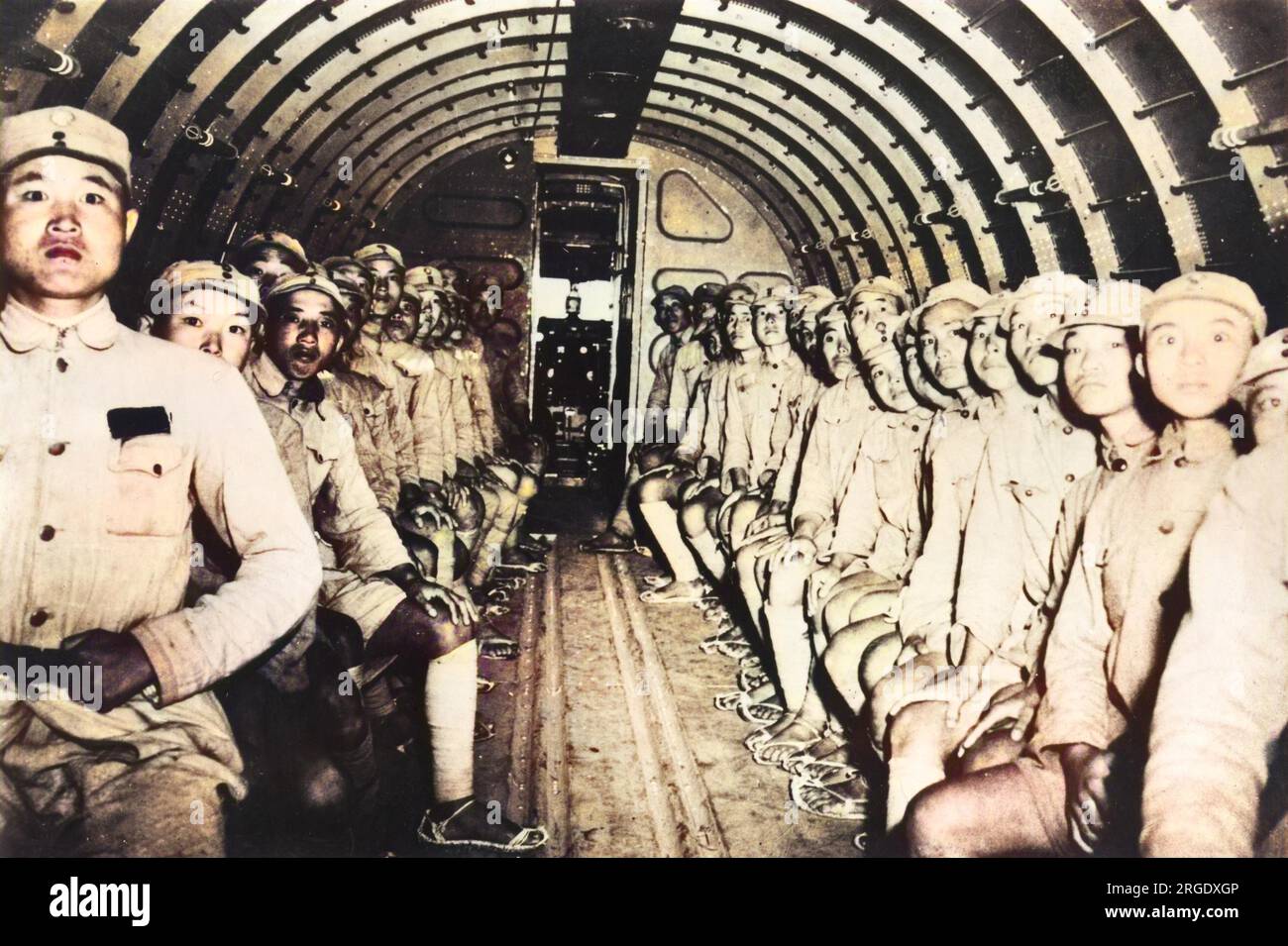 Ein Transportflugzeug der US Army Air Forces wird verwendet, um chinesische Soldaten auf einer Mission nach Indien zu befördern Stockfoto