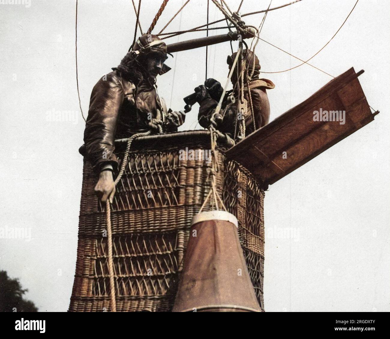 Zwei Männer mit Telefonen und Karten im Korb eines RFA-Beobachtungsballons an der Westfront in Frankreich im Ersten Weltkrieg. Stockfoto