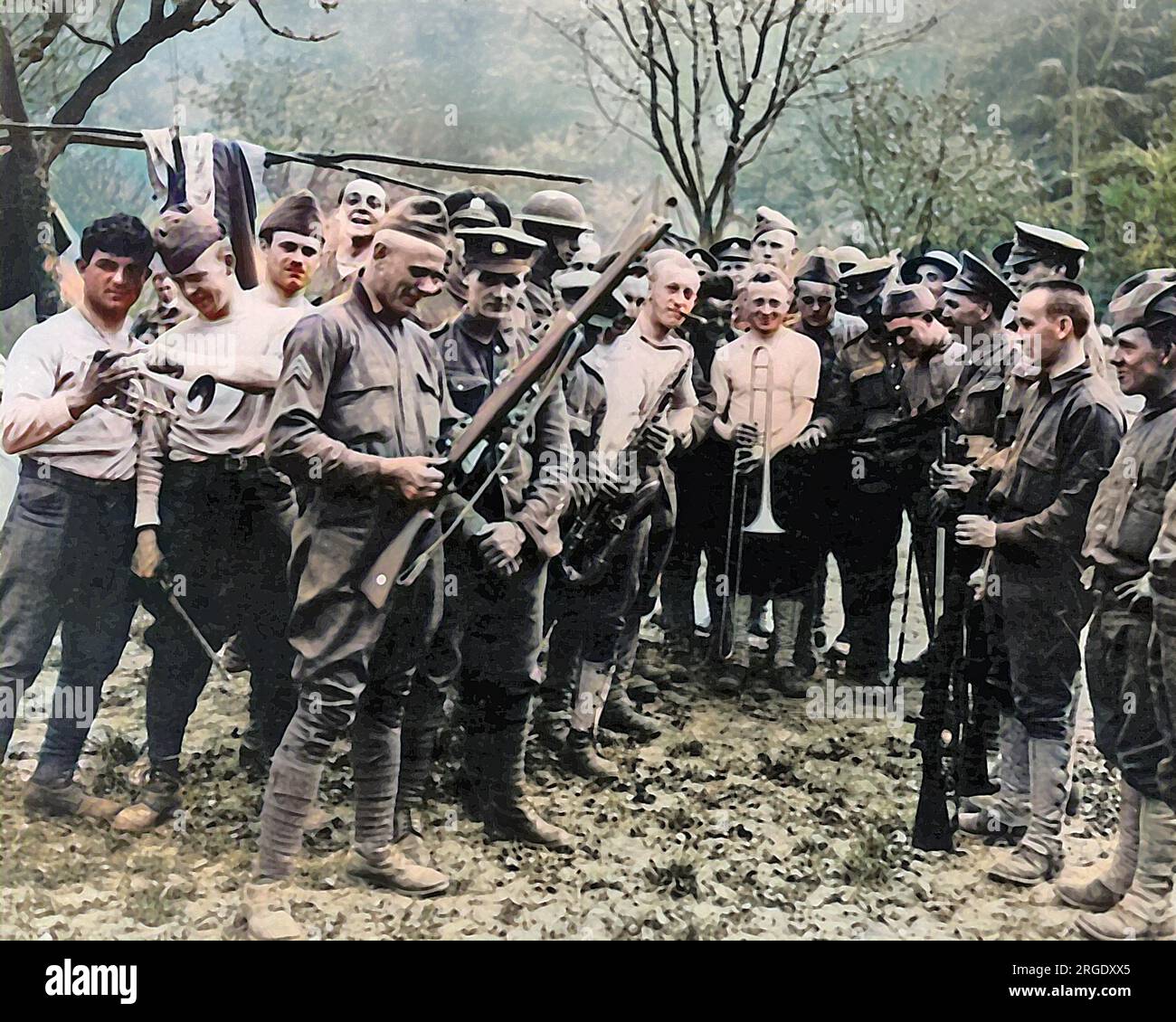 Britische und amerikanische Soldaten bereiten sich während des Ersten Weltkriegs auf einen musikalischen Abend an der Westfront in Frankreich vor. Stockfoto