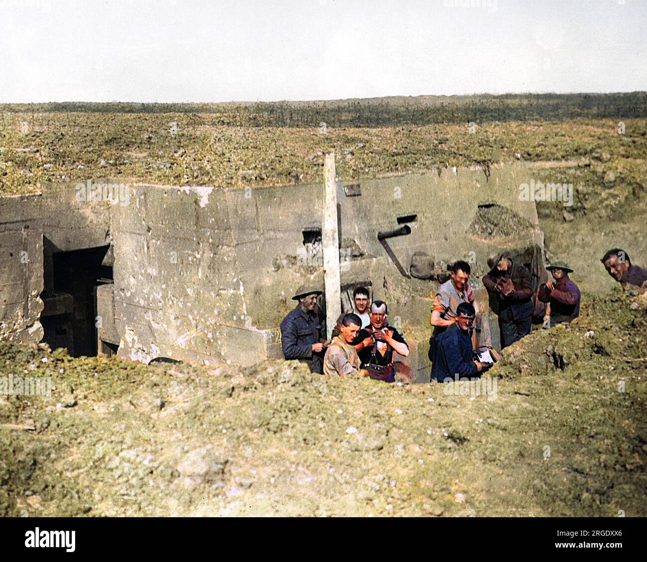Britische Soldaten übernehmen eine deutsche Stärke an der Hindenburg-Linie, an der Westfront in Frankreich während des Ersten Weltkriegs. Stockfoto