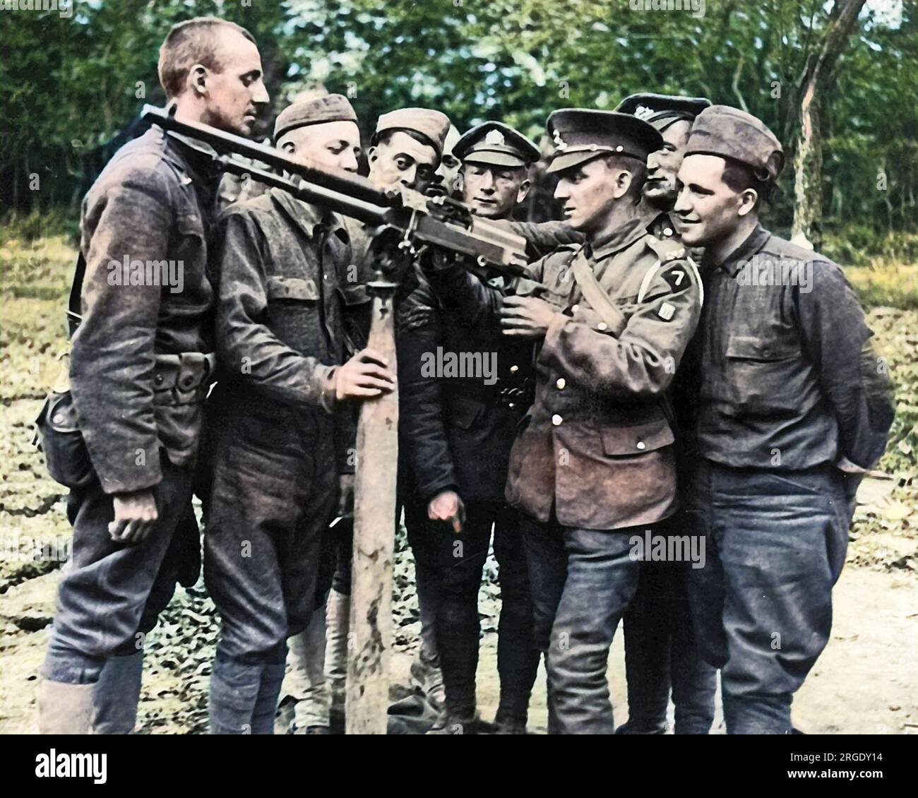 Ein britischer Maschinengewehrer demonstriert den amerikanischen Truppen an der Westfront in Frankreich im Ersten Weltkrieg die Funktionsweise einer Waffe. Stockfoto