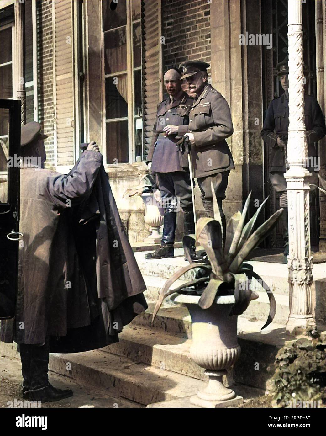 Sir Douglas Haig, britischer Oberbefehlshaber, mit Sir Henry Rawlinson, Armeekommandeur, in einem Hauptquartier an der Westfront in Frankreich während der Schlacht an der Somme im Ersten Weltkrieg. Stockfoto