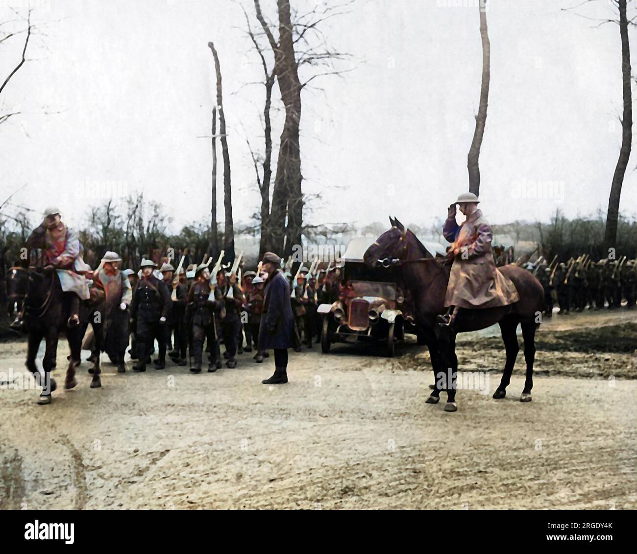 Ein Brigadegeneral auf dem Pferderücken, salutiert britische Truppen, die während des Ersten Weltkriegs an der Westfront in Frankreich antreten. Stockfoto