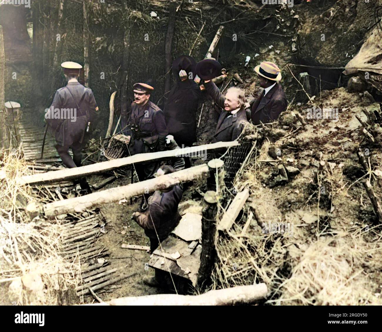 Lloyd George würdigt den Jubel britischer Soldaten, als er aus einem eroberten deutschen Dugout an der Westfront in Frankreich während des Ersten Weltkriegs auftauchte. Stockfoto
